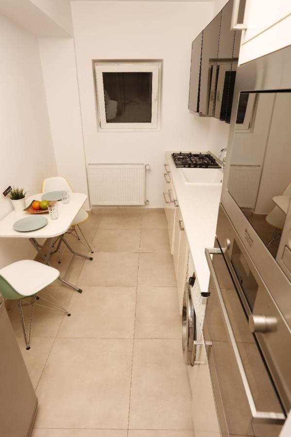 2 Bedroom Apartment With Amazing View In City Center Boekarest Buitenkant foto